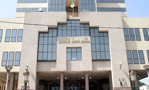 بينهم موظفون عموميون ومتعامِلون اقتصاديون.. تفكيك شبكة كبرى لتبييض الأموال