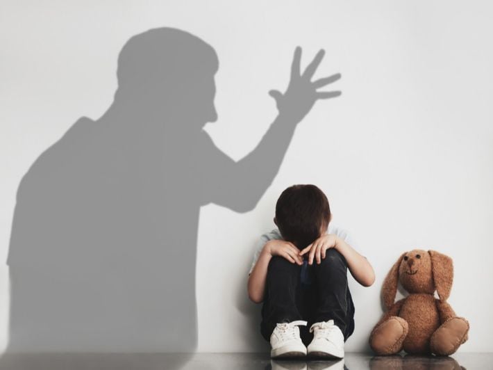 سيقضون على شخصيته.. قسوة أهلي على إبني سبب شجني
