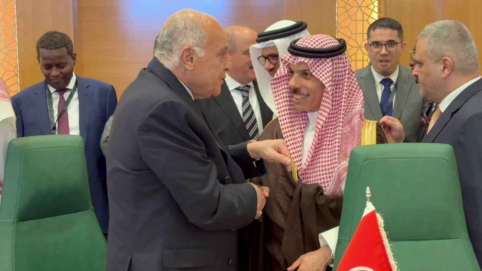عطاف يشارك في اجتماع طارئ بجدة