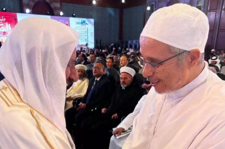 زيد الخير يتحادث مع الأمين العام للهيئة العالمية للإعجاز العلمي في القرآن والسنة