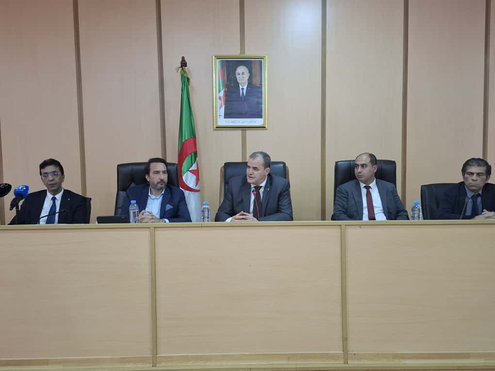رزيق رفقة كمال مولى يترأسان لقاء تنسيقي مع المتعاملين الحائزين على عقود في معرض IATF 2025