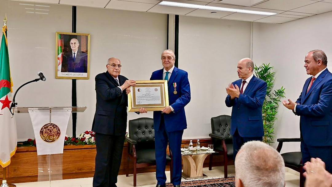 توشيح السفير عمار بن جامع بوسام بدرجة عشير من مصف الاستحقاق الوطني