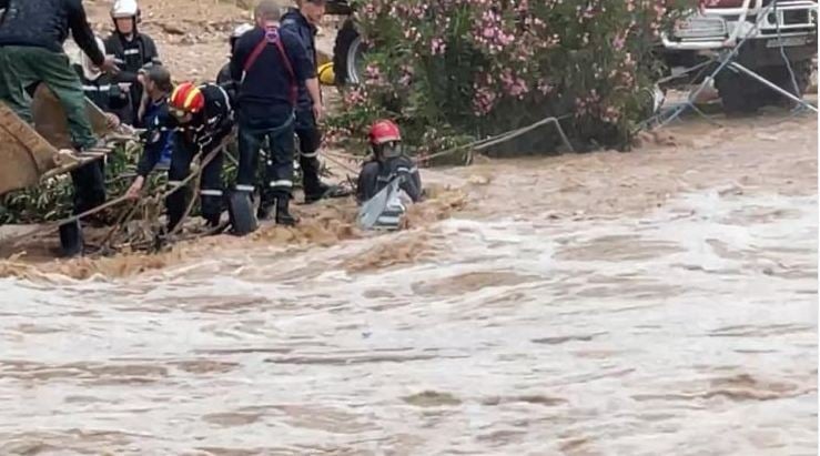  التقلبات الجوية: إنقاذ 14 شخصا وتواصل البحث عن طفل جرفته السيول