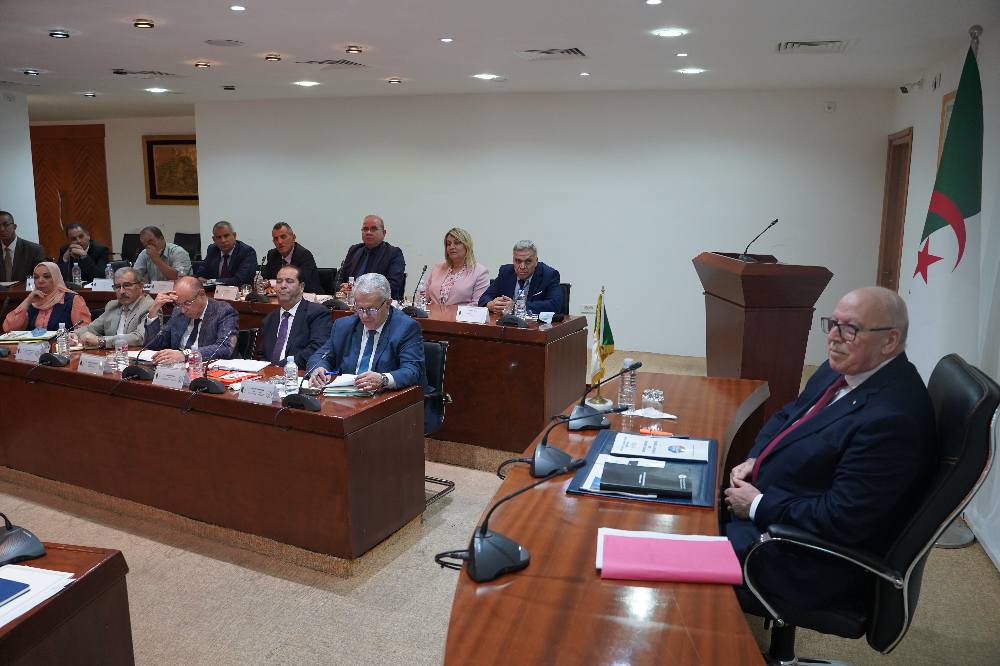 وزير الصناعة يعقد اجتماعاً مع مجمع GICA لبحث تحديات القطاع وآفاق التطوير