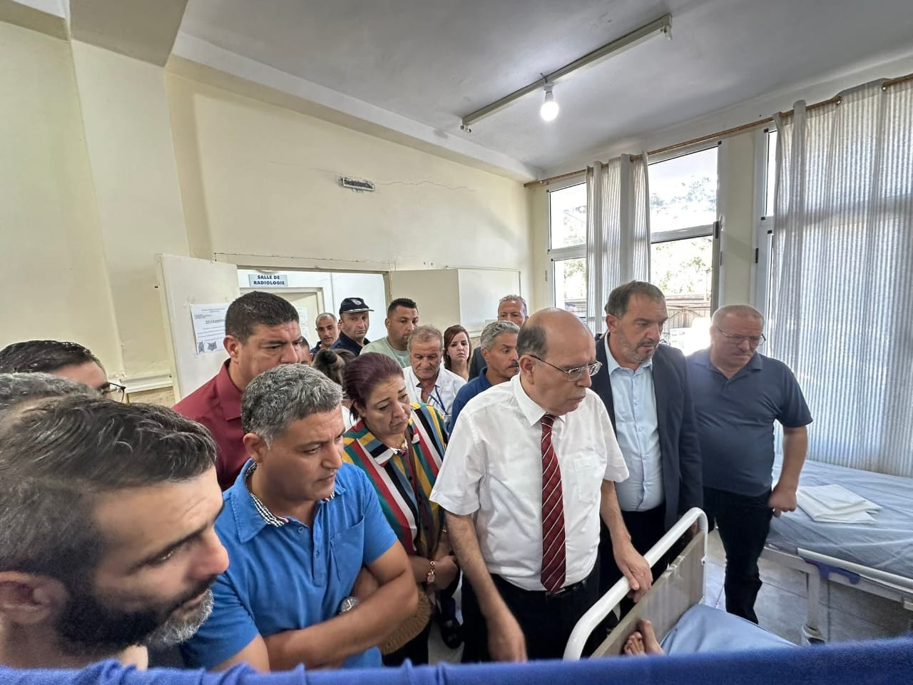 الوالي يزور جرحى حادث انحراف حافلة في بجاية