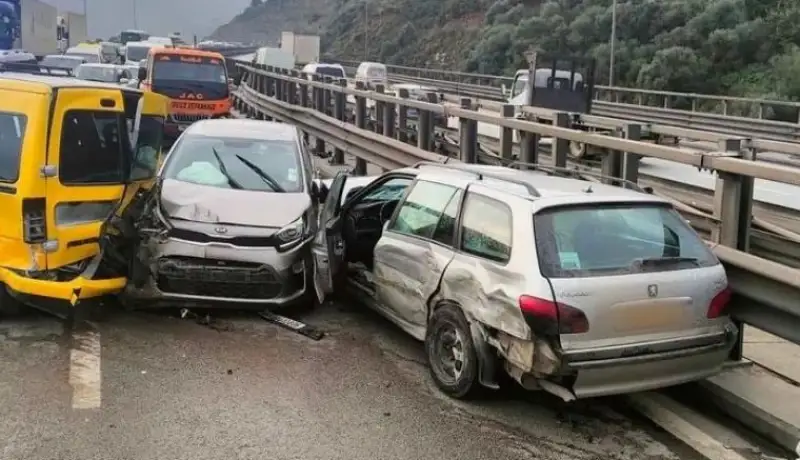 عين الدفلى.. 7 جرحى في اصطدام تسلسلي لـ 4 سيارات ببرج الأمير خالد