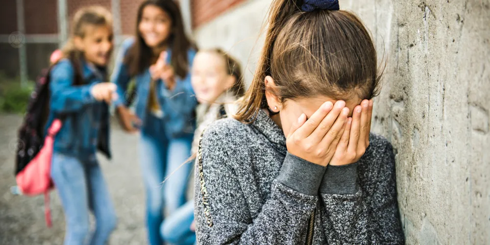 من الآن إبنتي ترفض الدراسة.. والسبب تنمر زملائها عليها