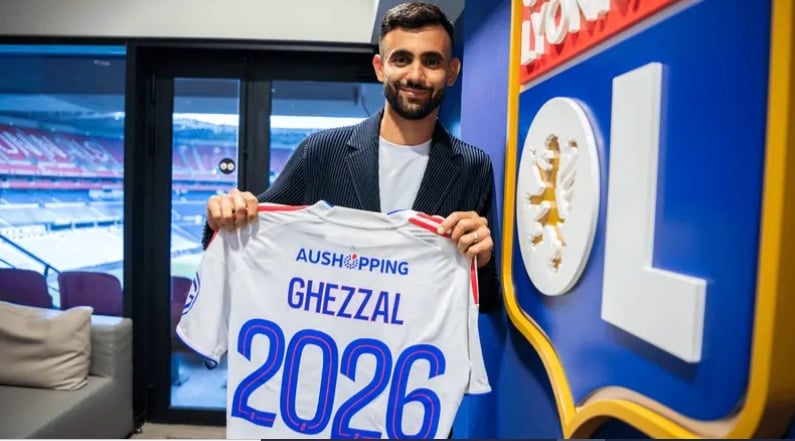 بعد 13 سنة.. غزال يعود إلى صفوف أولمبيك ليون