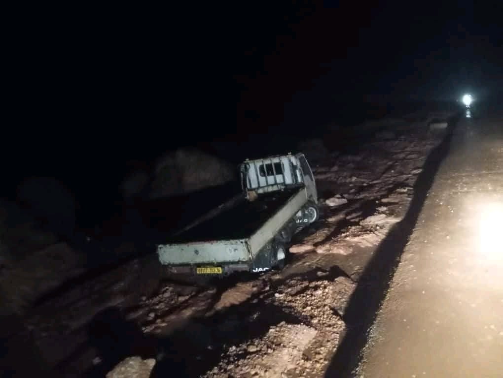 البيض: إنقاذ ثلاثة أشخاص كانوا عالقين جراء تساقط الأمطار