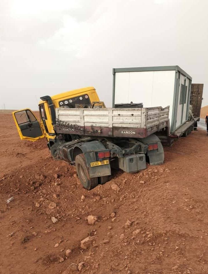 بشار.. انحراف شاحنة عند مدخل دائرة العبادلة