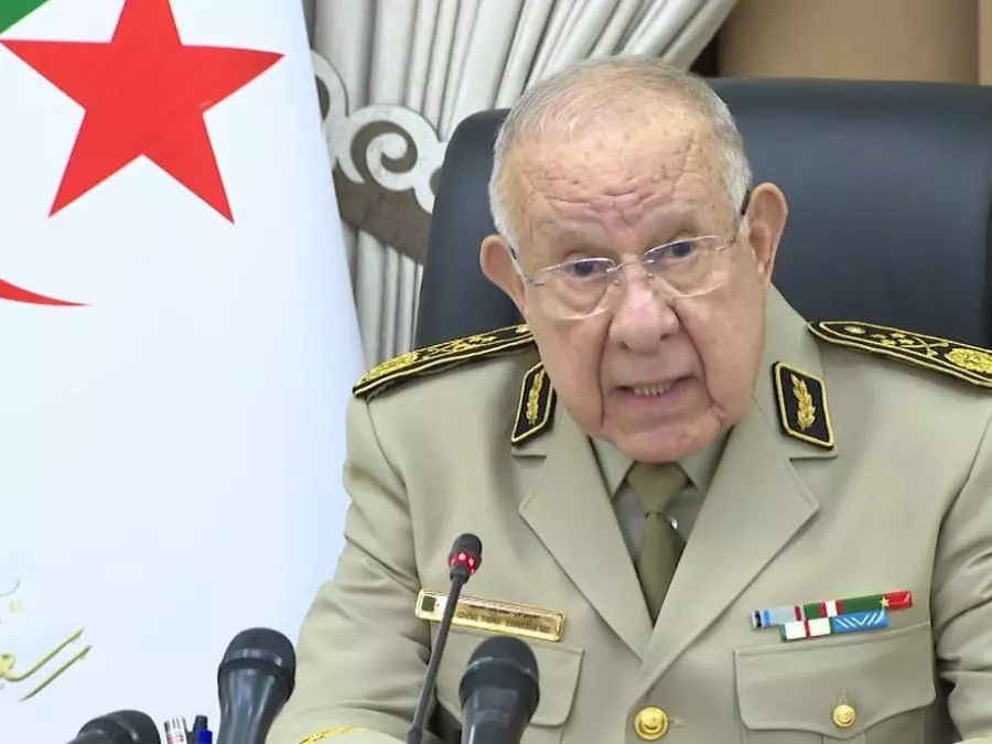 الفريق أول شنقريحة يعزي في استشهاد العريف الأول المتعاقد عماري سيف الدين بتيبازة