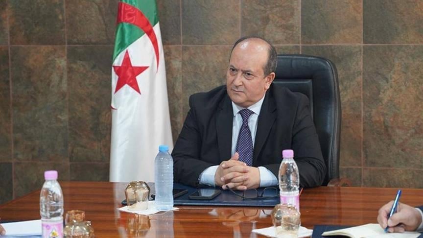 الوزير الأول بالنيابة يعقد إجتماعا مع الولاة