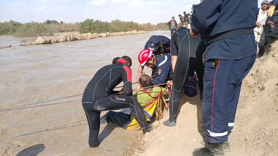 انتشال جثتي طفل وطفلة وإنقاذ 19 شخصًا إثر التقلبات الجوية الأخيرة