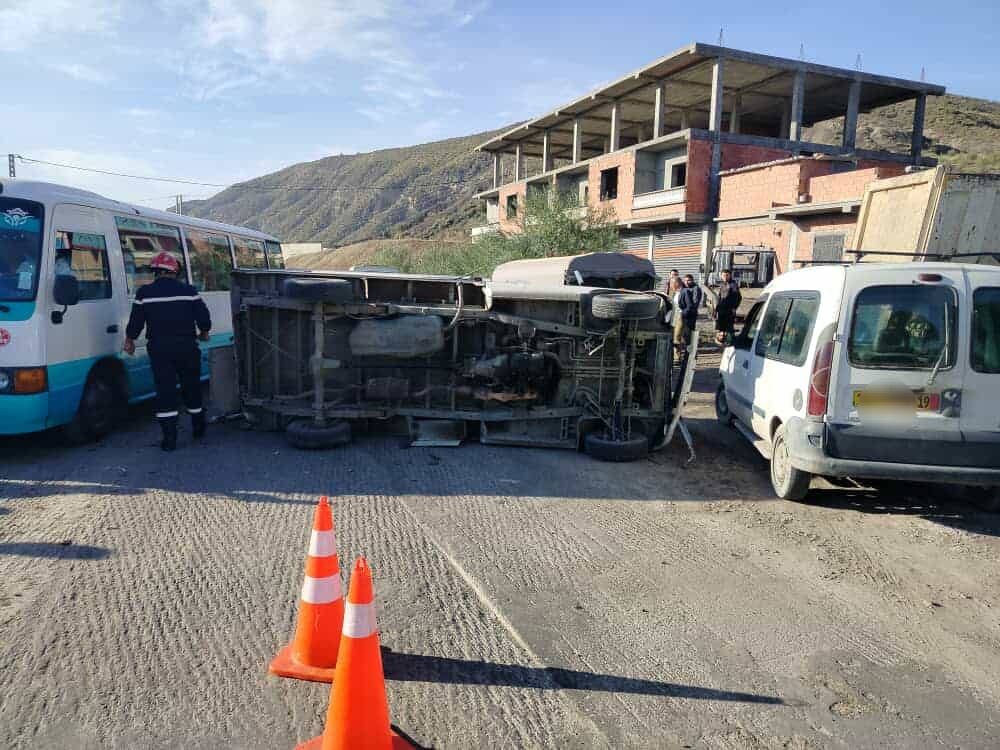 سطيف: اصطدام حافلة لنقل التلاميذ وسيارة نفعية يخلف 3 إصابات