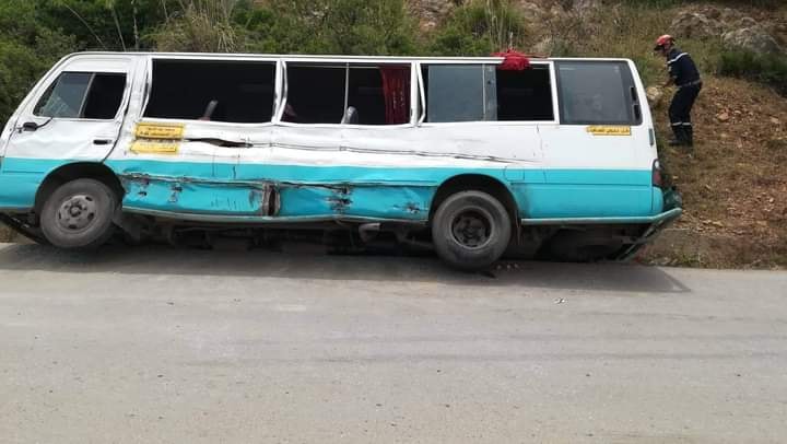 البويرة.. 8 جرحى في انحراف وانقلاب حافلة ببشلول