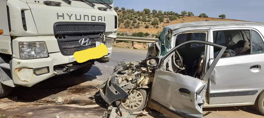 الشلف.. قتيل وجريحان في اصطدام بين سيارة وشاحنة ببوقادير