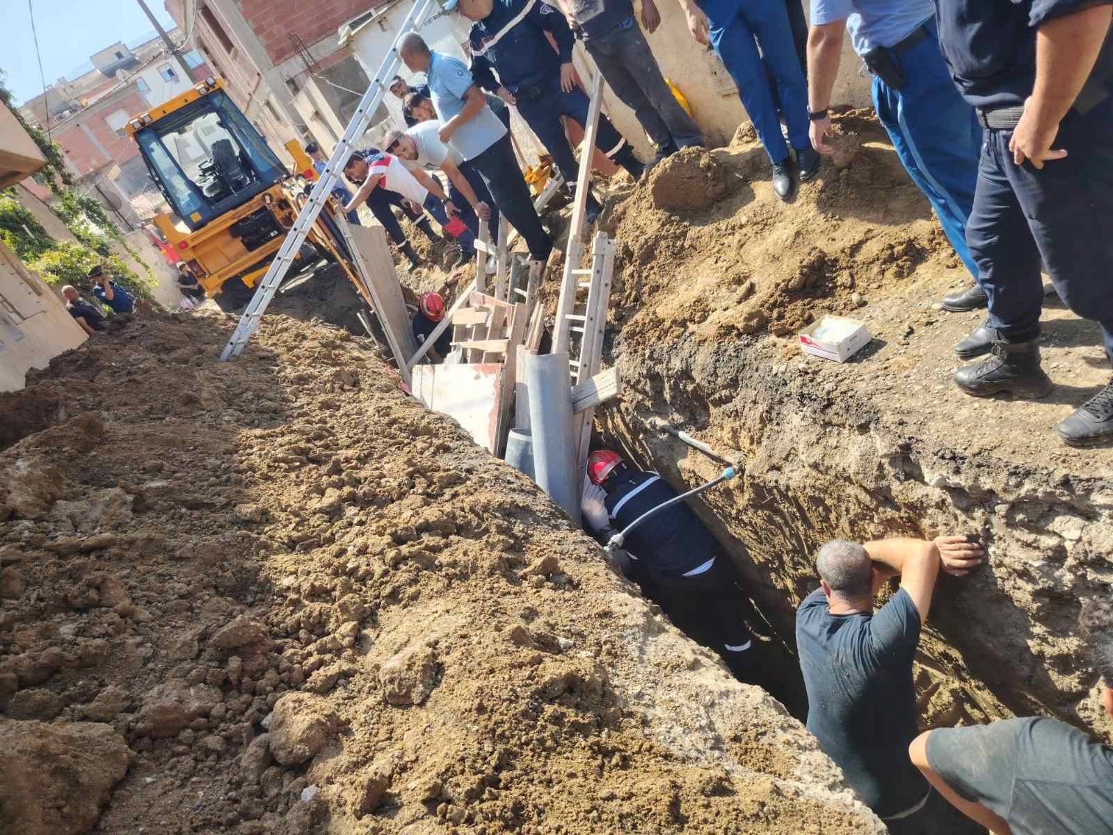 انقاذ عامل من داخل خندق في تيزي وزو