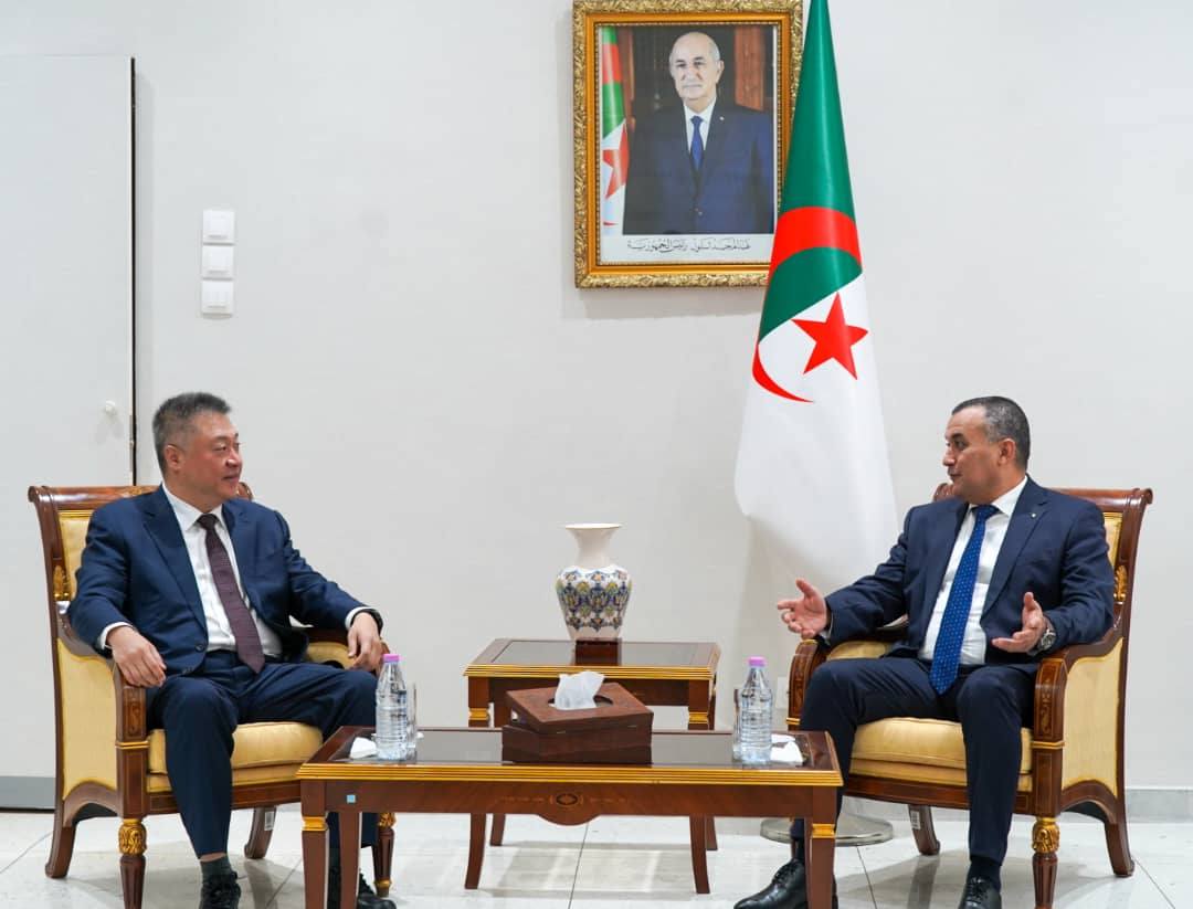 وزير البريد يبحث مع رئيس شركة “هواوي” توطين التكنولوجيا وتطوير الكفاءات في الجزائر