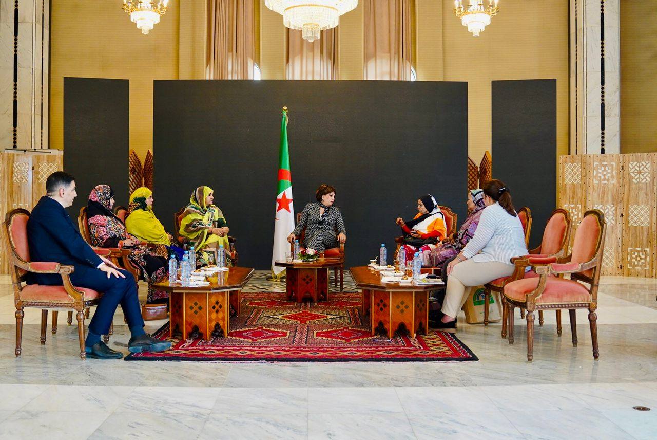 وزيرة الثقافة تكرم فرقة النيلية وتحتفي بدور خيرة بلكحل في الحفاظ على التراث الحساني