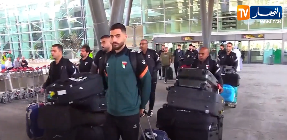 منتخب فلسطين يحل بالجزائر تحسبا لمواجهة محليي الخضر