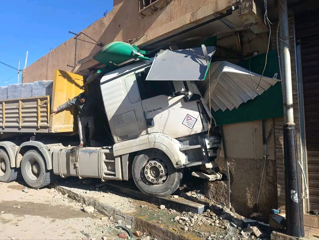 الجزائر – اصطدام شاحنة مقطورة بجدار سكني في بريسبان – النهار أونلاين