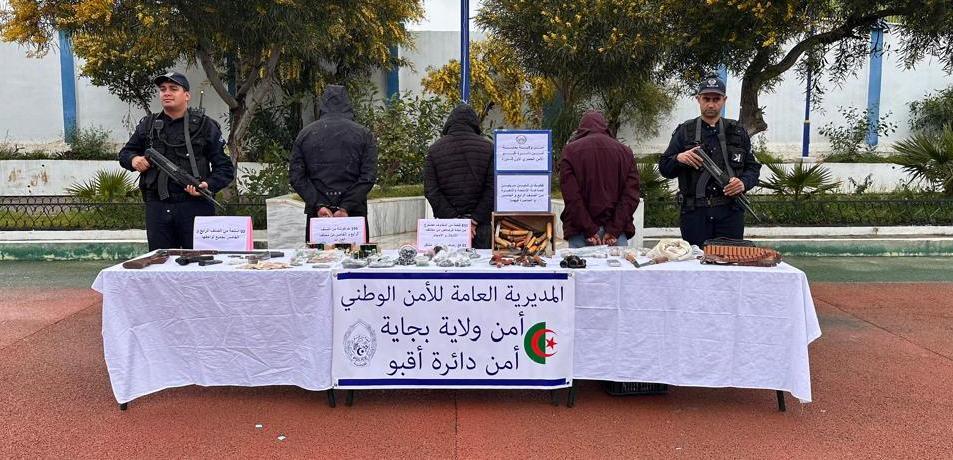 بجاية: إكتشاف ورشة سرية لصناعة الأسلحة النارية والذخيرة وبيعها بأقبو