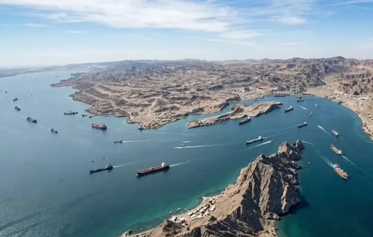 إيران تعلن إعادة إغلاق مضيق هرمز