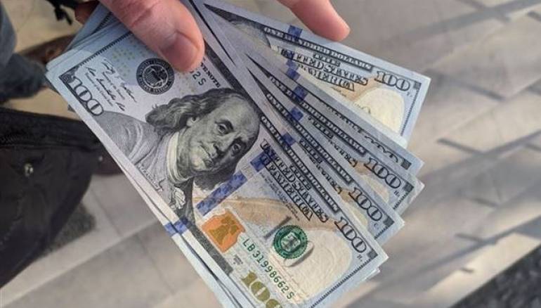 منحة سفر “مدرحة” تُطيح بأمين صندوق رئيسي بوكالة بنكية لتزويره 28.500 دولار لقريبه