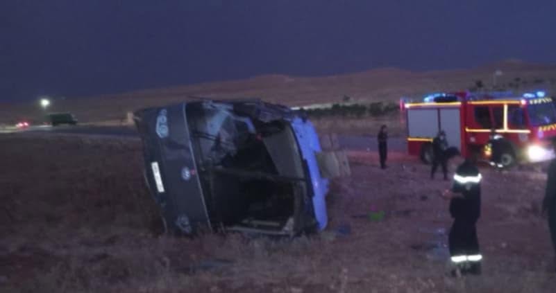 البيض.. إصابة 5 أشخاص في انقلاب حافلة ببوقطب