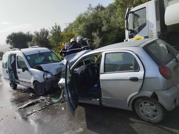 ميلة.. 6 جرحى في اصطدام بين سيارتين
