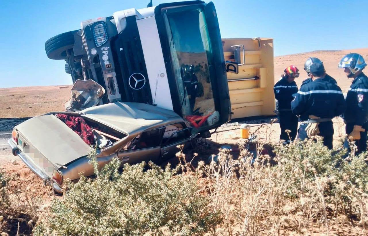 النعامة: وفاة شخص وإصابة اثنين آخرين في اصطدام شاحنة بسيارة سياحية