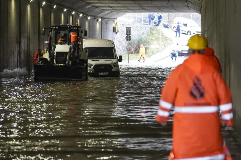 Heavy Rains Cause Flooding in Istanbul, Disrupting Travel and Schools